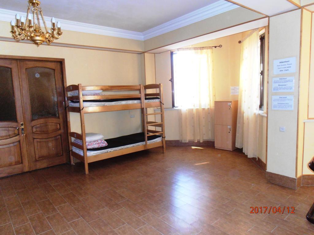 Rafael Hostel Ереван Экстерьер фото